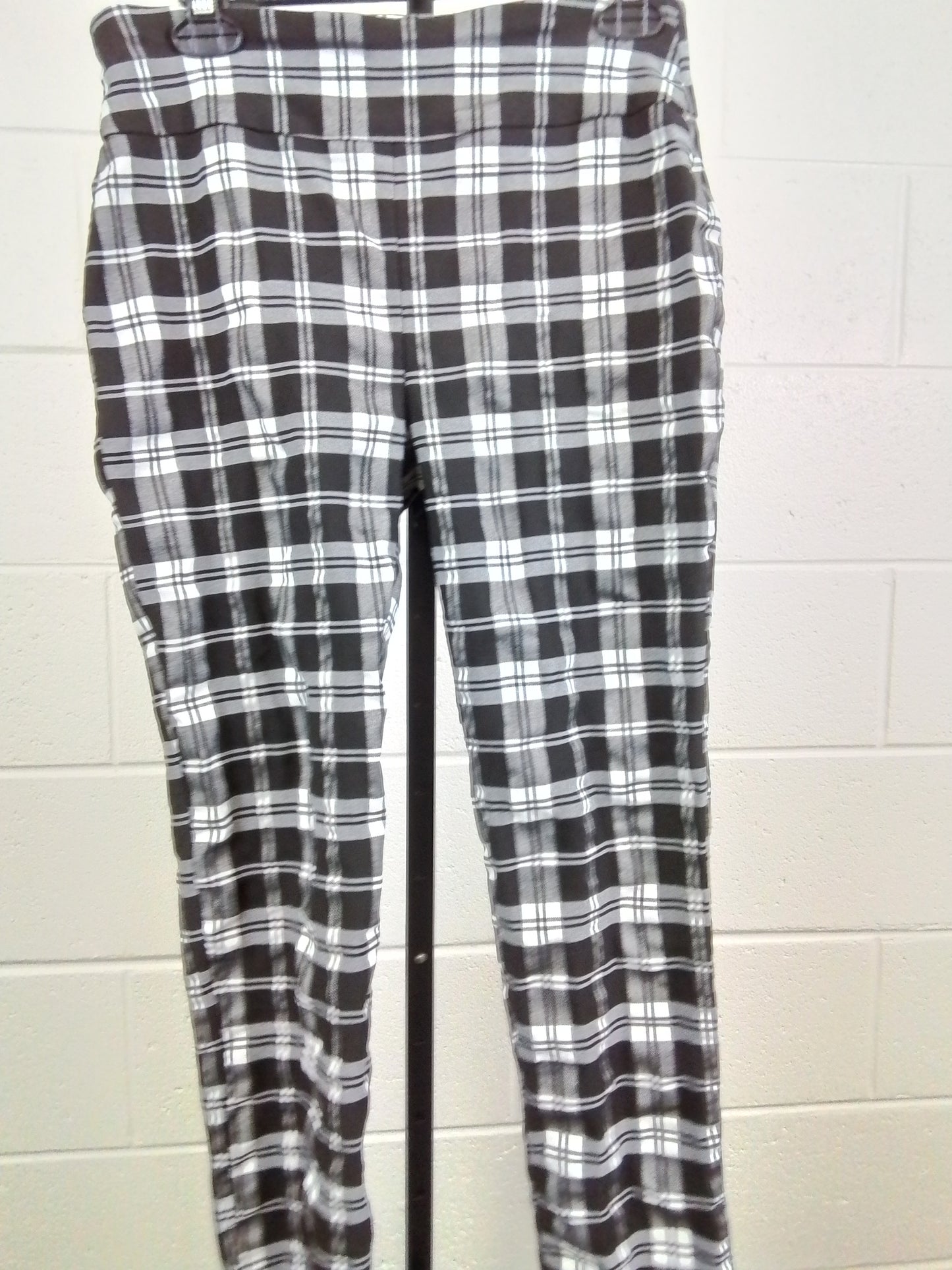 Crown and Ivy Sz6 Women black and white checkered pants