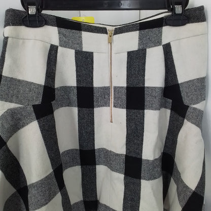 Banana Republic Womens White/Black Mini Skirt - Gently Used